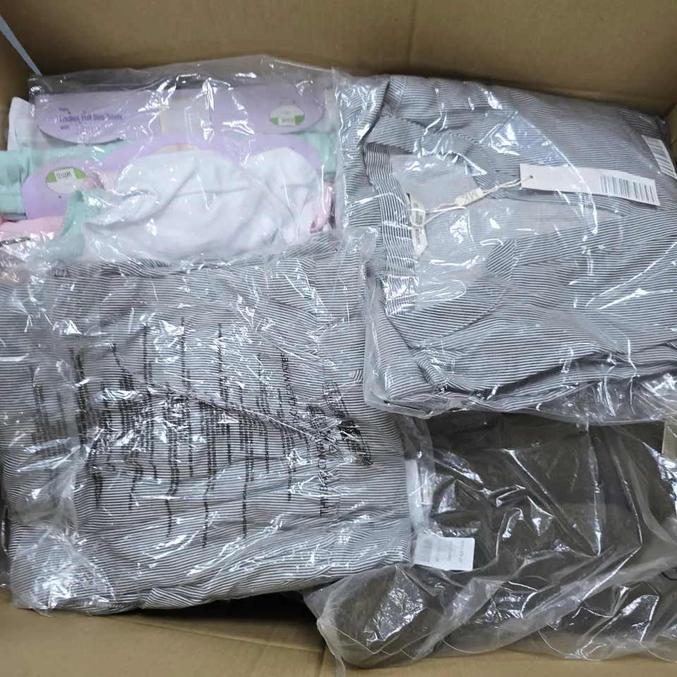 APPROXIMATELY 30 ASSORTED CLOTHING ITEMS IN VARIOUS SIZES, STYLES & COLOURS TO INCLUDE BRANDS SUCH AS PURE & NATURAL, MARINA KANEVA, ARCTIC STORM, ETC - COLLECTION ONLY