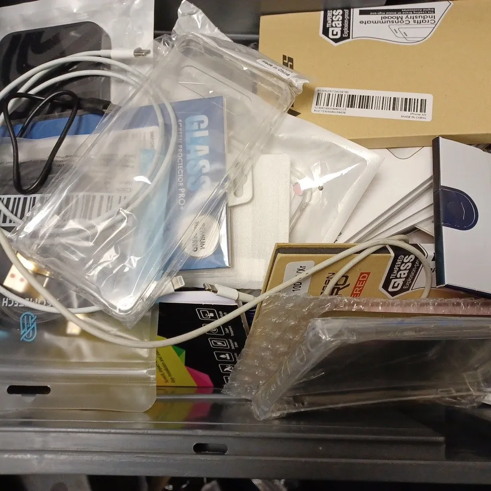 BOX OF APPROX 22 ASSORTED ITEMS TO INCLUDE - GLASS PRO FOR 14 PRO MAX - GLASS SCREEN PROTECTOR IPHONE 6.1 - OTTER+POP IPHONE 13 CASE ECT 