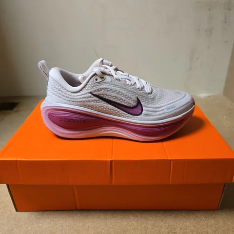 NIKE VOMERO PLUS WOMENβS RUNNING SHOES β WHITE/PINK, UK 5