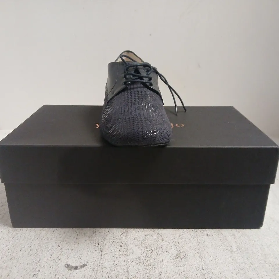 BOXED PAIR OF YUYO BRUJO SHOES IN NAVY SIZE 7