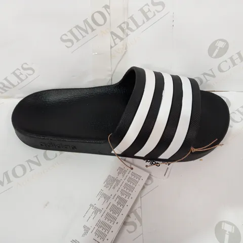 PAIR OF ADIDAS FLIPFLOPS SIZE 8
