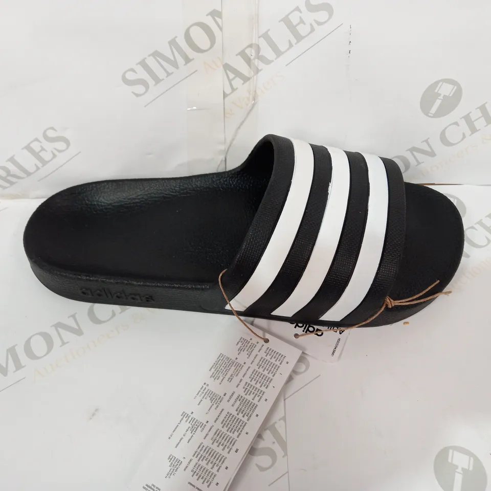 PAIR OF ADIDAS FLIPFLOPS SIZE 8