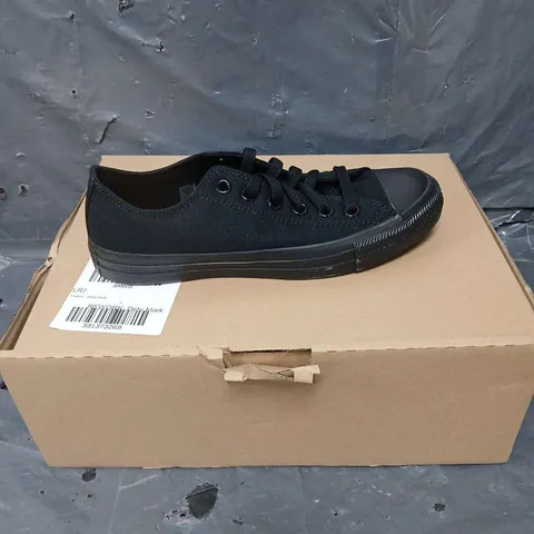 PAIR OF CONVERSE TRAINERS IN BLACK - 6