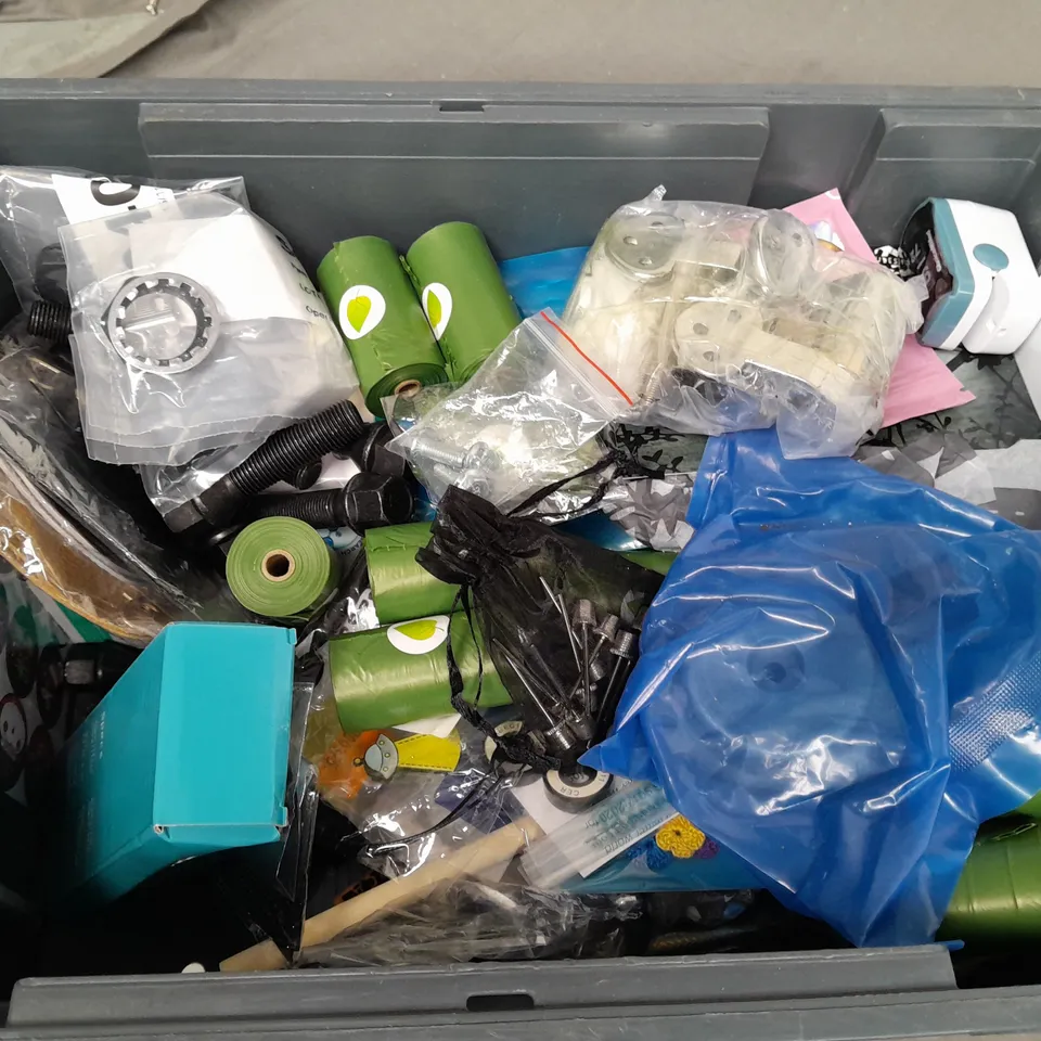 BOX OF ASSORTED HOUSEHOLD ITEMS TO INCLUDE LIMESCALE REMOVER, LUGGAGE SCALE AND BOLT CUTTER