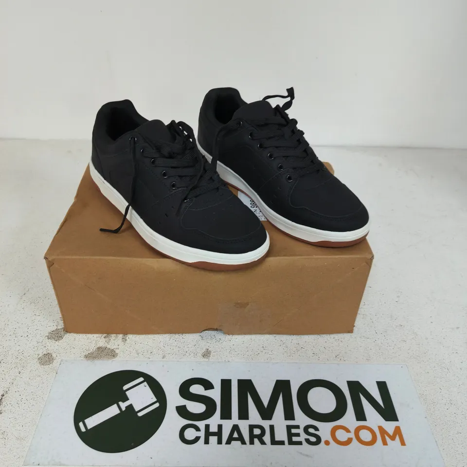 AUTHENTIC LE JOGGER BLACK TRAINERS EU 43 (UK 9.5)