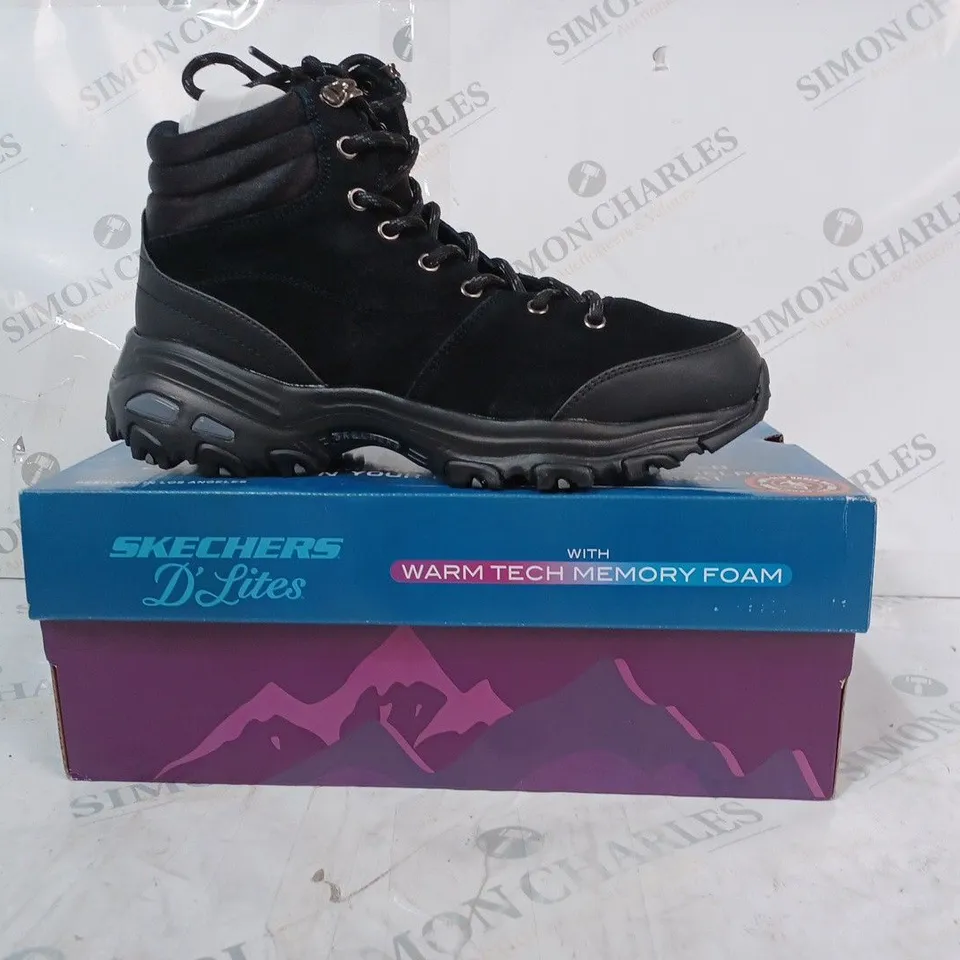 BOXED PAIR OF SKECHERS BOOTS IN BLACK SIZE 5