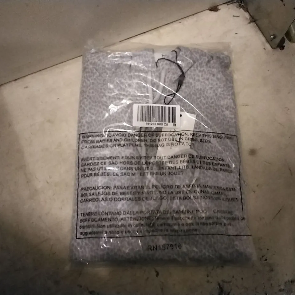 BOX OF APPROXIMATELY 7 HALSTON STUDIO WHITE/ GREY PULL OVER JUMPERS SIZE L