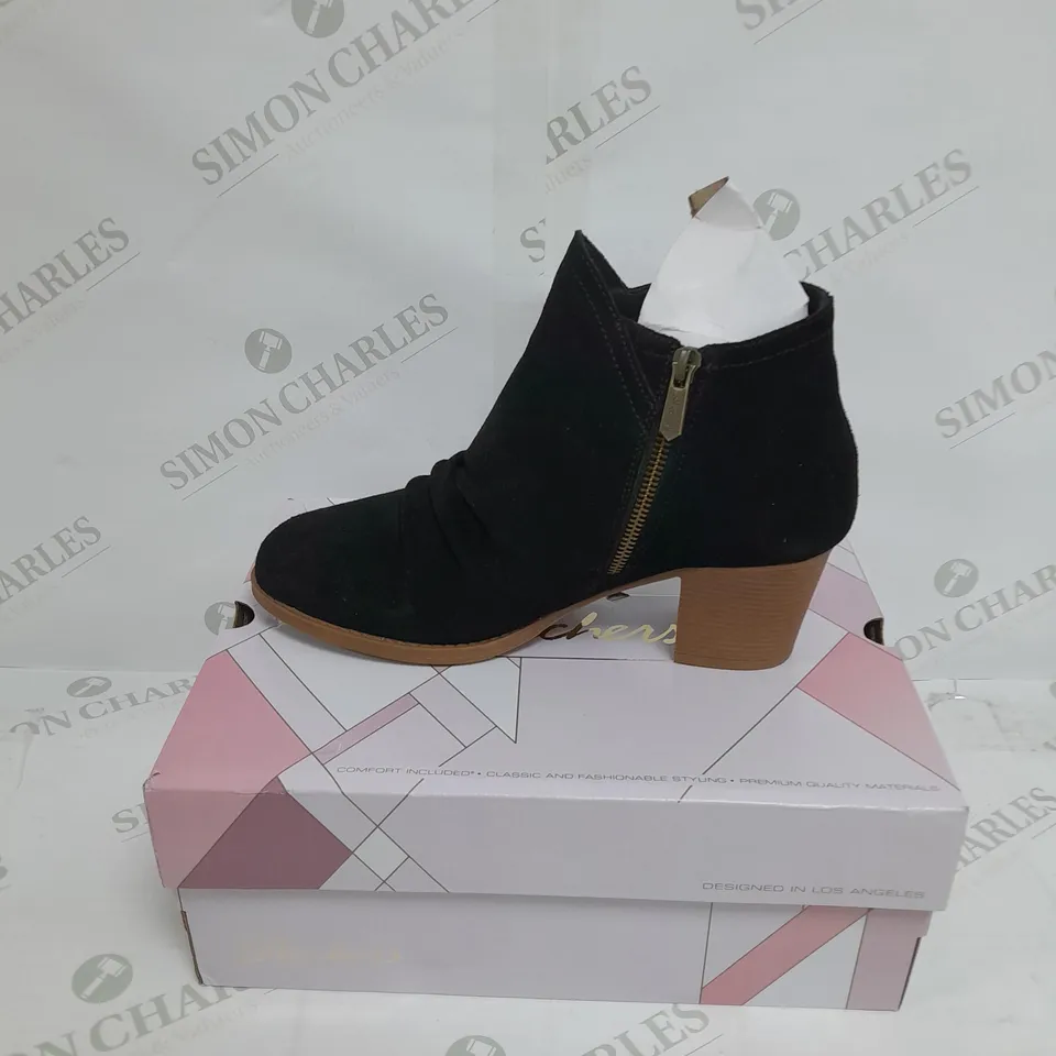 BOXED PAIR OF SKECHERS WATER RESISTANT CITY BOOTS IN BLACK SIZE 6