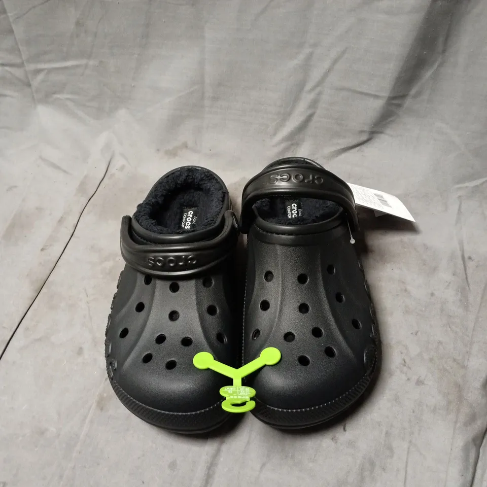 CROCS UNISEX BLACK CLASSIC CLOG WITH FAUX FUR LINING, UK M6 W7 UNBOXED