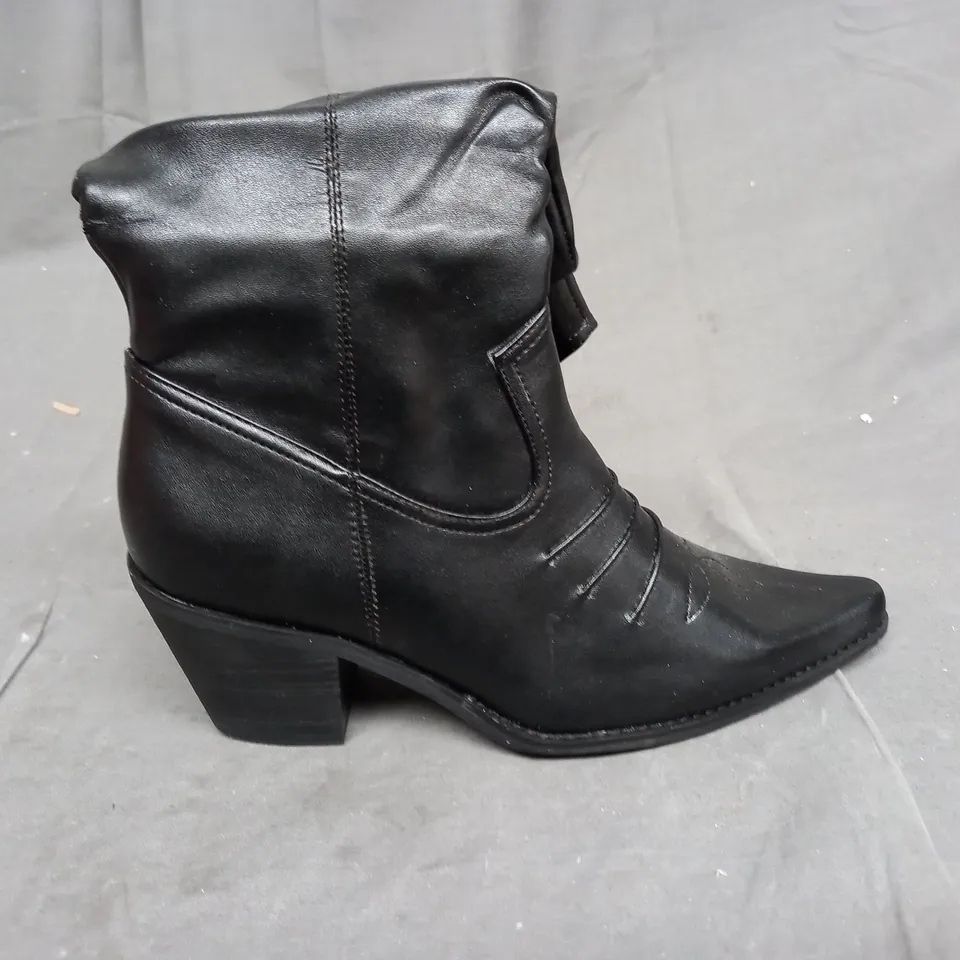 A BOX OF A PAIR OF FLIN SHOES/HEELS IN BLACK