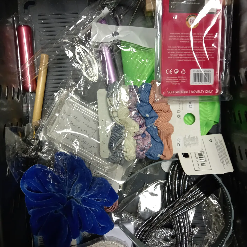 BOX OF APPROXIMATELY 20 ASSORTED HEALTH AND BEAUTY PRODUCTS TO INCLUDE EAR BAND IT, HELLO KITTY BRUSH, COOL FOOT SOAK ETC 