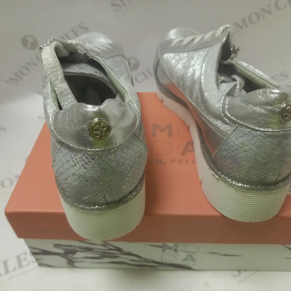 BOXED MODA GENE SILVER LEATHER WEDGE TRAINER WITH LACE AND ZIP - SIZE 41