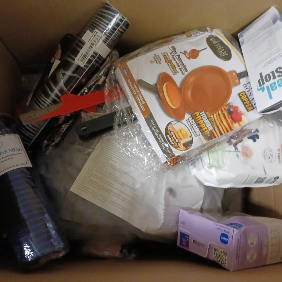 BOX OF APPROXIMATELY 10 ASSORTED ITEMS TO INCLUDE - HOT WATER BOTTLE , ANYDAY 5 BABY FLANNELS , SERVING TRAY ETC