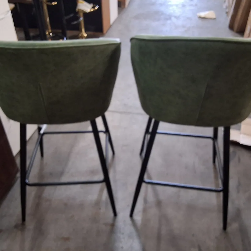  SET OF 2 PU LEATHER UPHOLSTERED BAR STOOLS METAL FRAME COUNTER CHAIRS WITH SHELL DESIGNED BACKREST - GREEN