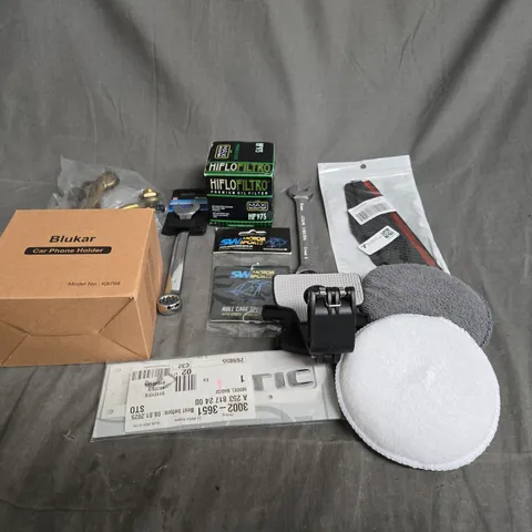 APPROXIMATELY 10 ASSORTED VEHICLE PARTS TO INCLUDE CAR BADGES, PHONE HOLDER AND AIR FRESHNERS