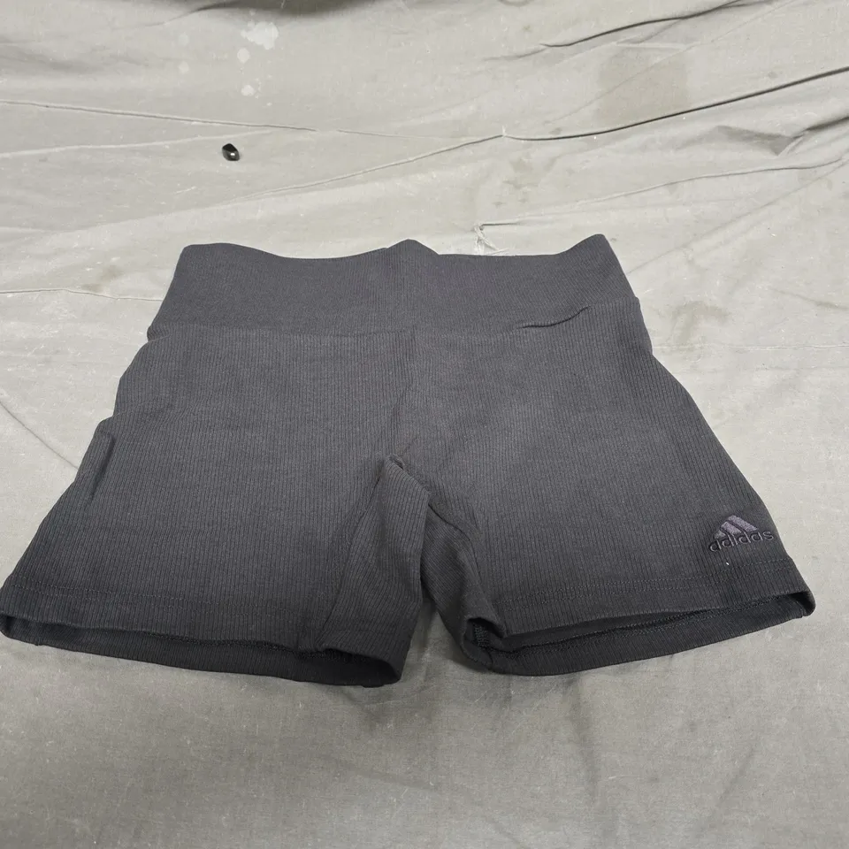 ADIDAS TIGHT FIT SHORTS - SIZE M