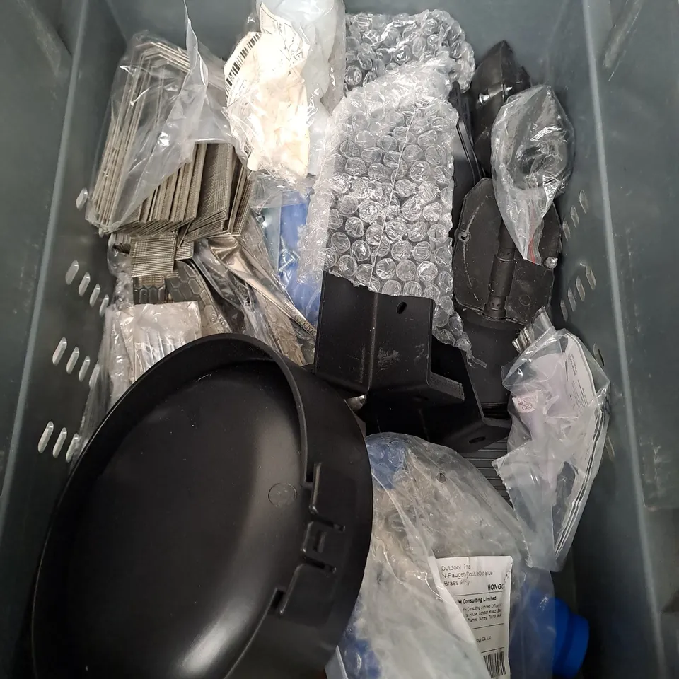 APPROXIMATELY 15 ASSORTED HOUSEHOLD PRODUCTS TO INCLUDE AIR FRESHENER, CHINA PENCILS, HOSE NOZZLE ETC 