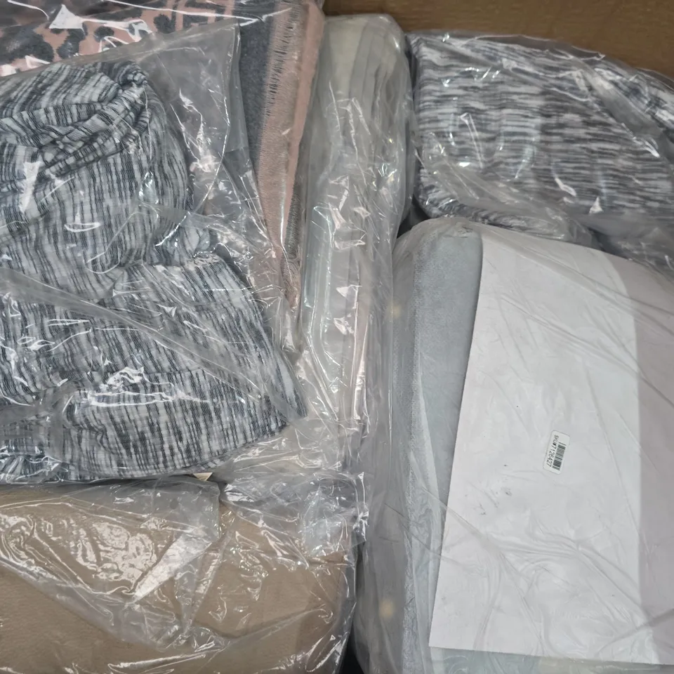 BOX OF APPROXIMATELY 20 ASSORTED HOUSEHOLD ITEMS TO INCLUDE CLOTHING IN VARIOUS STYLES AND SIZES, ETC