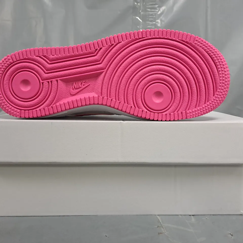 BOXED PAIR OF NIKE AIR FORCE 1 SHOES IN WHITE/FUCHSIA SIZE UK 3