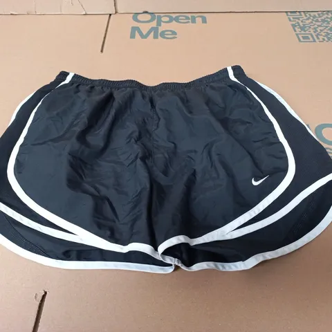 NIKE RUNNING SHORTS – SIZE M