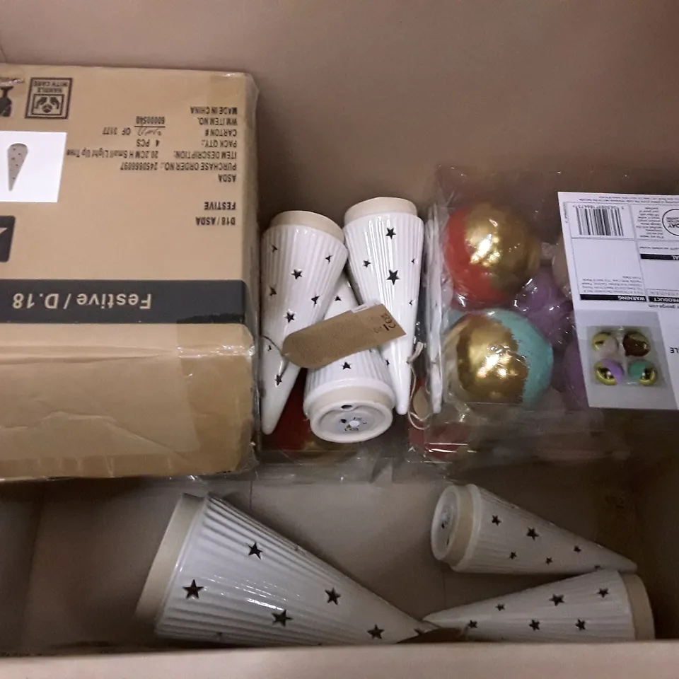 BOX CONTAINING APPROXIMATELY 7 ASSORTED BRAND NEW CHRISTMAS DECORATIONS 
