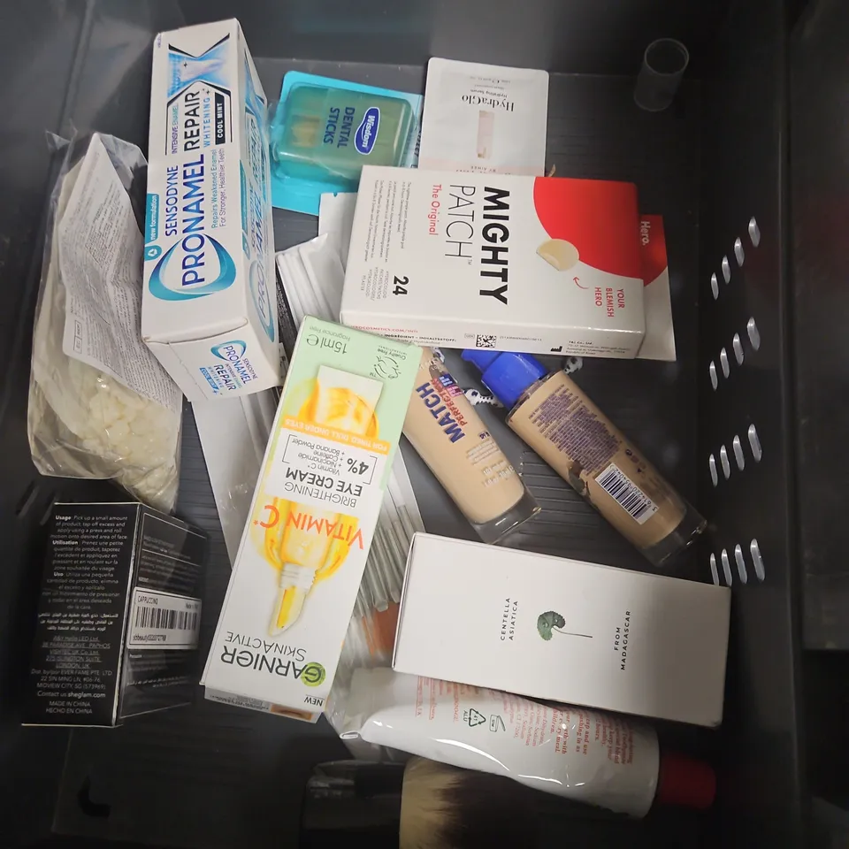 APPROXIMATEY 20 ASSORTED HEALTH AND BEAUTY PRODUCTS TO INCLUDE - SKIN+ME VITAMIN C SERUM - RITUALS... HAIR & BODY MIST - NEUTROGENA FACE WASH - ETC