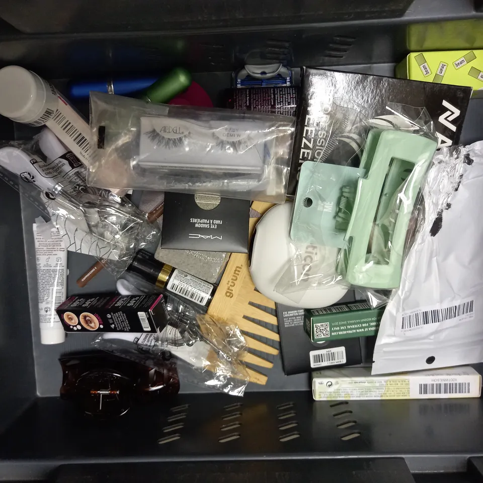 BOX OF APPROXIMATELY 20 COSMETIC ITEMS TO INCLUDE - MADE BY MITCHELL BLURSH - ELF HALO GLOW BLUSH - HALLOWEEN HAIR CLIPS - ETC 