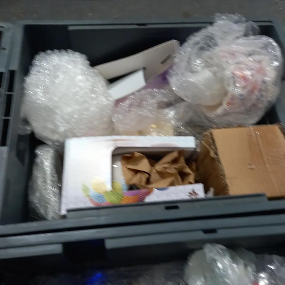 LARGE QUANTITY OF CERAMIC AND GLASS HOUSEHOLD ITEMS TO INCLUDE DECORATIVE JUS, CUPS AND LAMPS - COLLECTION ONLY