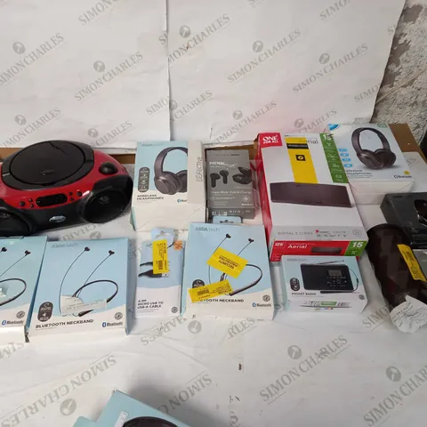 LOT OF APPROXIMATELY 10 ASSORTED ELECTRICAL ITEMS TO INCLUDE BLUETOOTH NECKBAND, WIERELESS HEADPHONES, AND STREAMBUDS HYBRID CHARGE ETC.