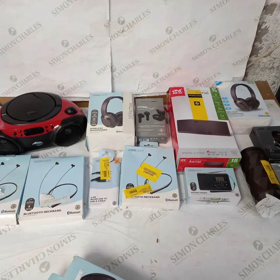 LOT OF APPROXIMATELY 10 ASSORTED ELECTRICAL ITEMS TO INCLUDE BLUETOOTH NECKBAND, WIERELESS HEADPHONES, AND STREAMBUDS HYBRID CHARGE ETC. 