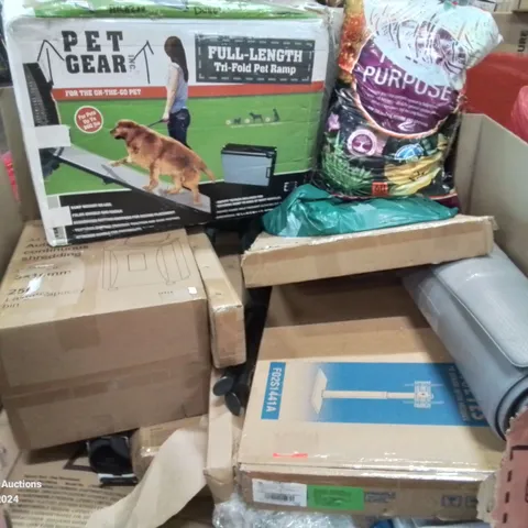 MIXED PALLET OF VARIOUS HOUSEHOLD ITEMS TO INCLUDE: PET RAMP, COMPOST, PAPER SHREDDER, TV STAND WITH MOUNT AND LOTS MORE UNMARKED BOXED ITEMS 