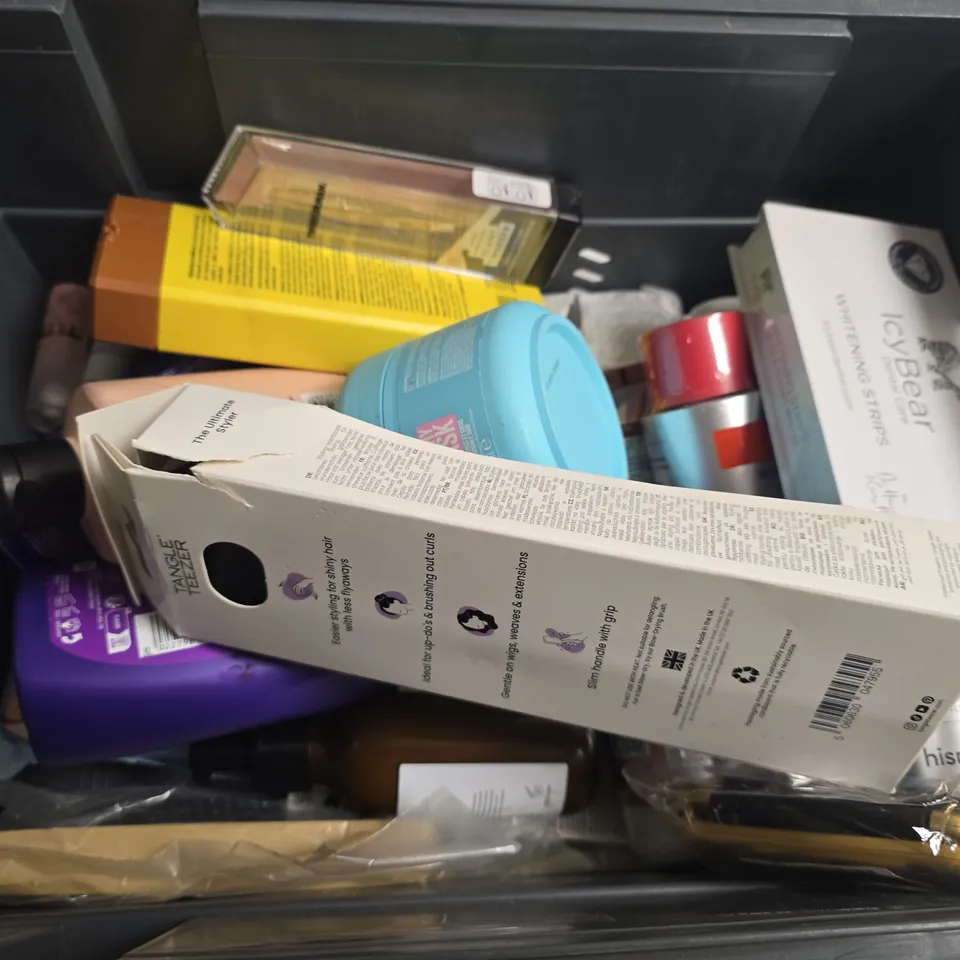 APPROXIMATELY 15 ASSORTED HEALTH & BEAUTY PRODUCTS TO INCLUDE ABSOLUTE COLLAGEN THICKENING CONDITIONER, ICYBEAR WHITENING STRIPS, TANGLE TEEZER STYLING HAIRBRUSH, ETC - COLLECTION ONLY