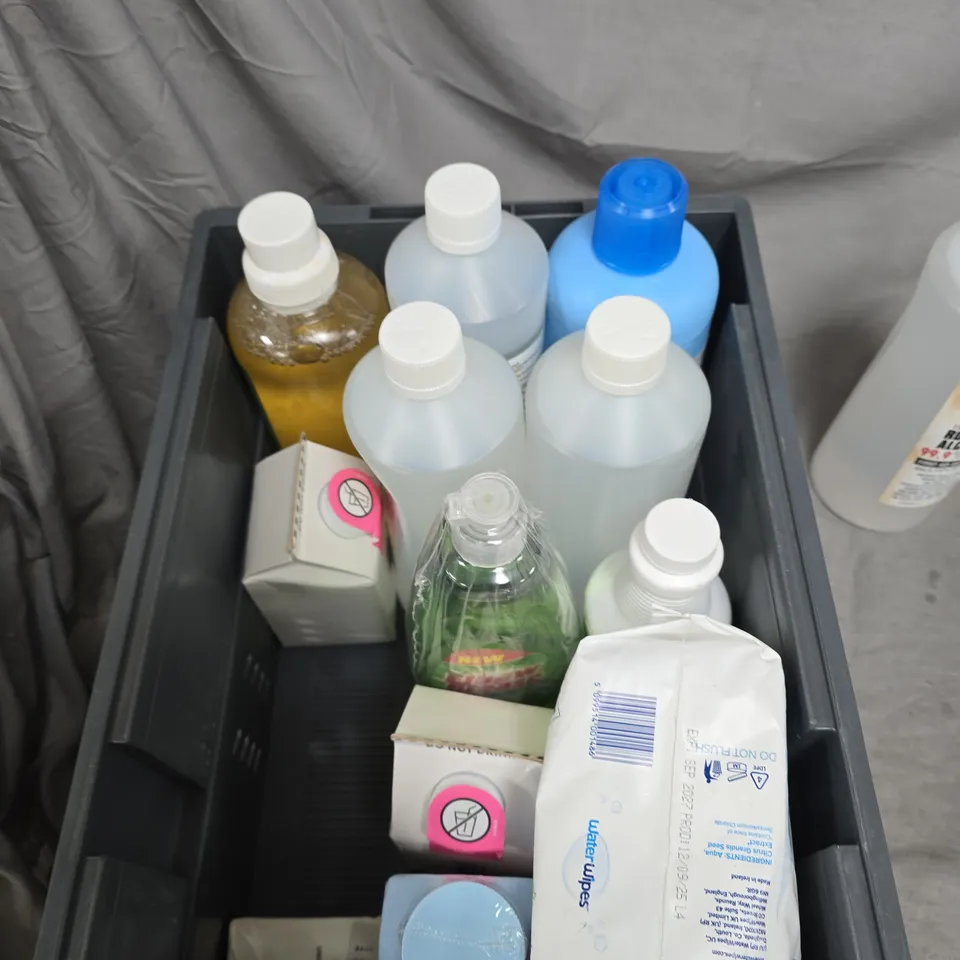 LOT OF APPROXIMATELY 12 ASSORTED LIQUID ITEMS TO INCLUDE: TOMATO FOOD AND ISOPROPYL ALCOHOL