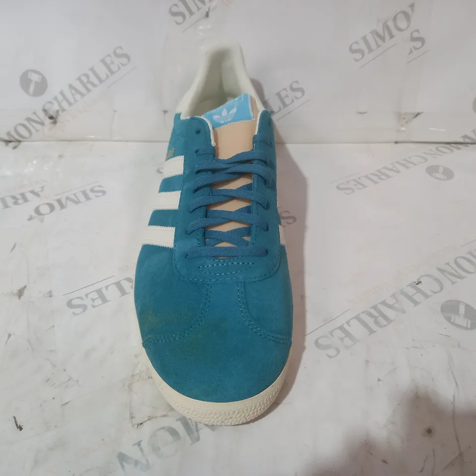PAIR OF ADIDAS GAZELLE SHOES IN BLUE/WHITE UK SIZE 10