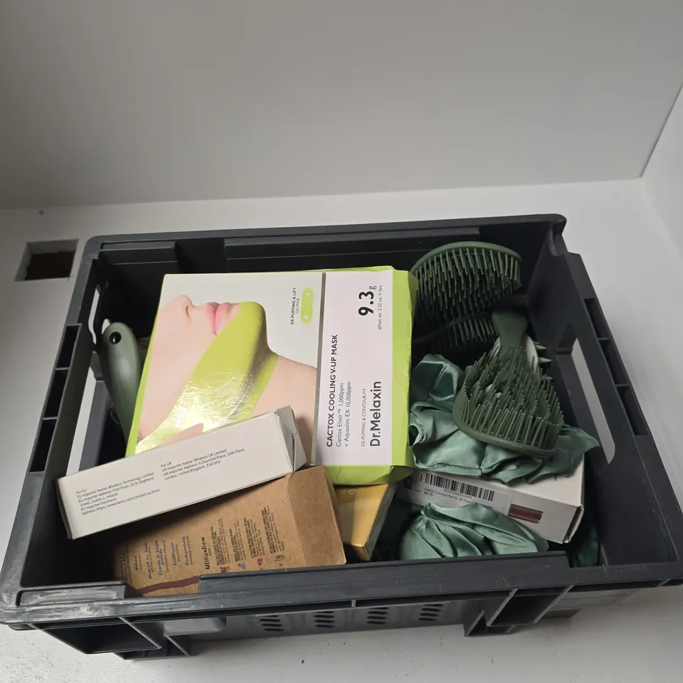 TOTE OF APPROXIMATELY 10 ASSORTED BEAUTY PRODUCTS INCLUDING ELECTRIC HAIR CLIPPER, ORINKO 6X MISWAK STICKS AND DR MELAXIN CACTOX COOLING V-UP MASK