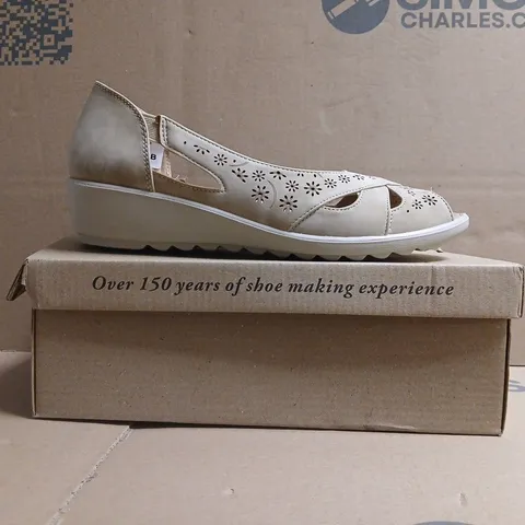 BOXED PAIR OF CUSHION-WALK PEEP TOE LOW WEDGE SLIP-ON SHOES IN TAUPE SIZE 7
