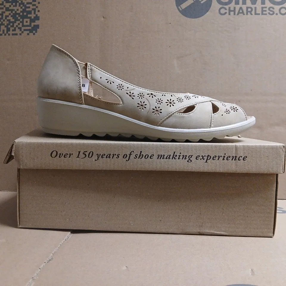 BOXED PAIR OF CUSHION-WALK PEEP TOE LOW WEDGE SLIP-ON SHOES IN TAUPE SIZE 7