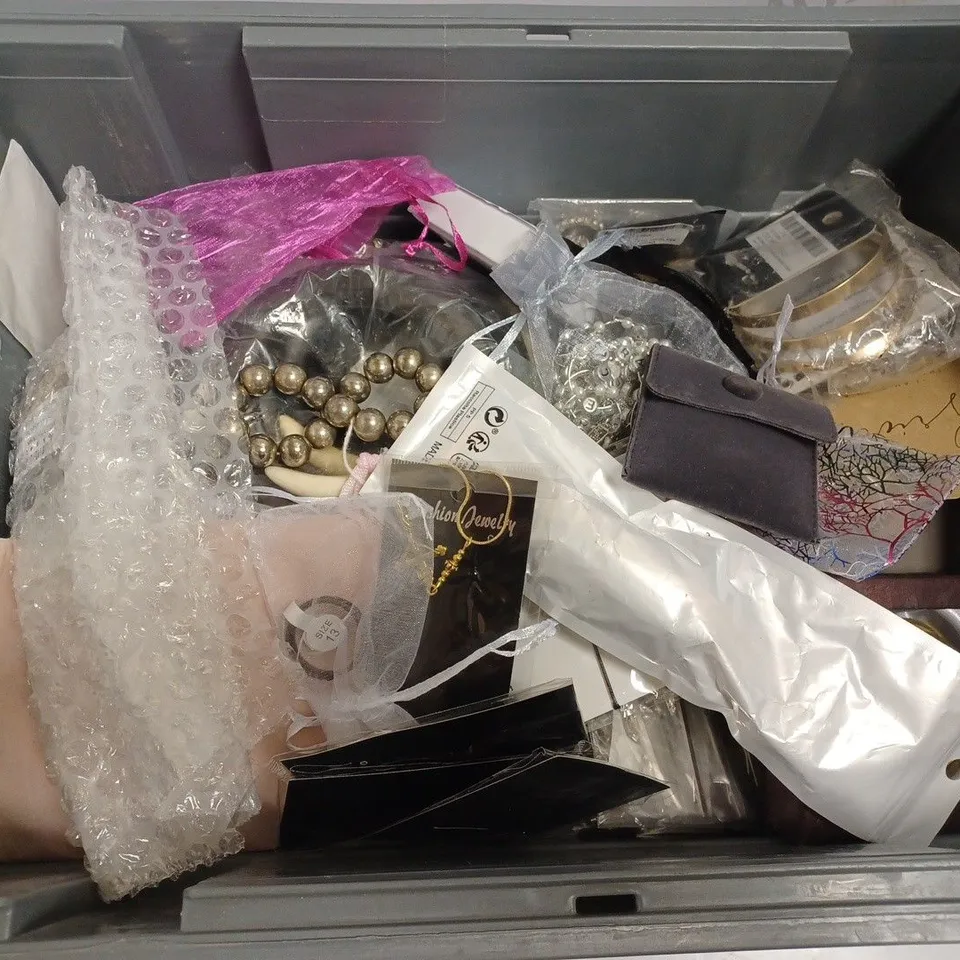 BOX OF APPROX 20 COSTUME JEWELLERY ITEMS INCLUDING BRACELETS, NECKLACES AND RINGS