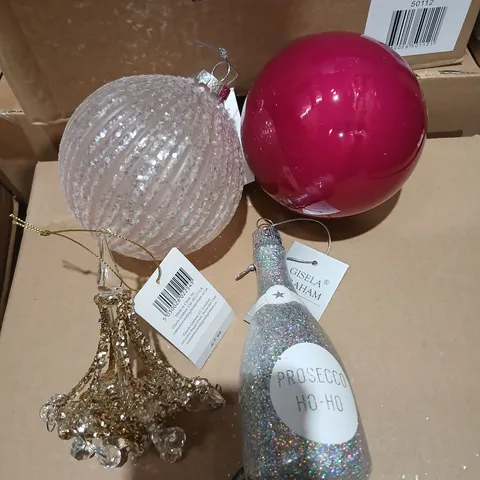 PALLET OF APPROXIMATELY 850 ASSORTED GISELA GRAHAM CHRISTMAS DECORATIONS