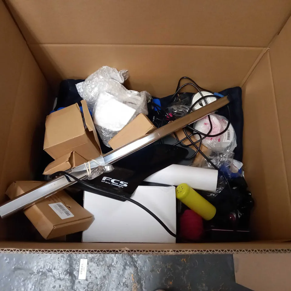 LARGE BOX OF APPROXIMATELY 20 ASSORTED HOUSEHOLD ITEMS TO INCLUDE: JOURNAL, ASSORTED BOXED ITEMS, CUSHION