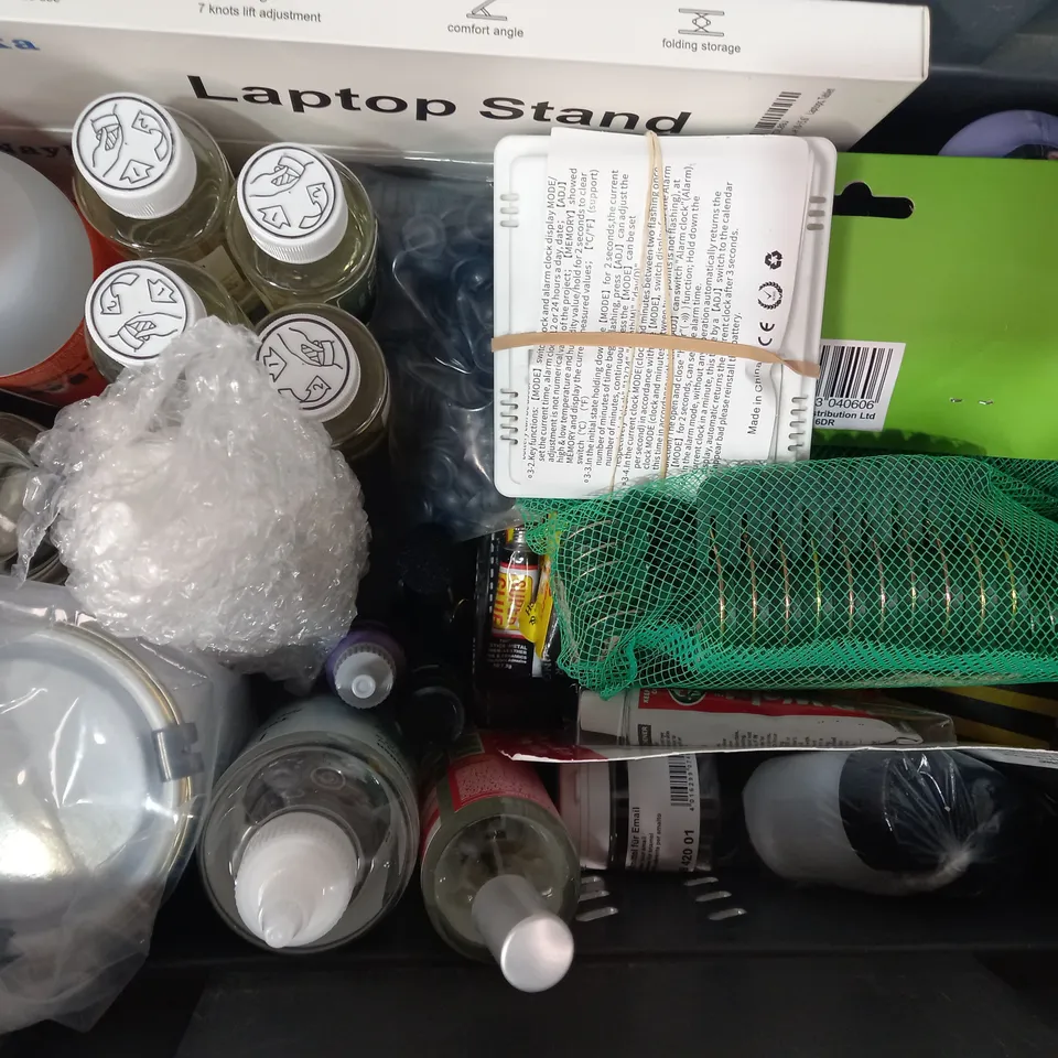 LOT OF APPROXIMATELY 15 ASSORTED HOUSEHOLD ITEMS TO INCLUDE DYLON FABRIC DYE, SUPER GLUE PACK, LAPTOP STAND, ETC