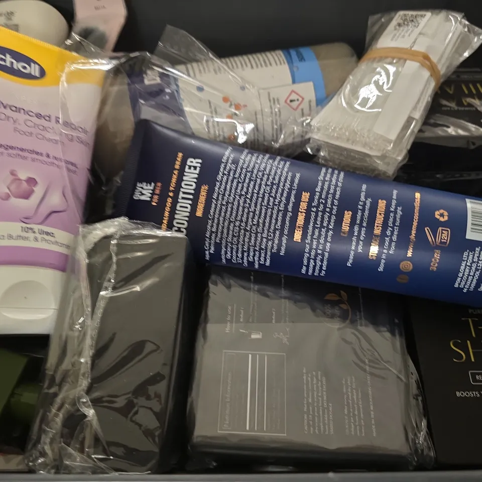 APPROXIMATELY 13 ASSORTED HEALTH & BEAUTY ITEMS TO INCLUDE - BPERFECT FAHRENHEIT LUXE POWDER BRONZER , DOVE MOISTURISING CREAM , YES PH MATCHED VAGINAL MOISTURISER ETC