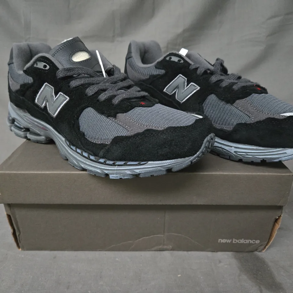 BOXED PAIR OF NEW BALANCE 2002 SHOES IN BLACK/GREY UK SIZE 10.5