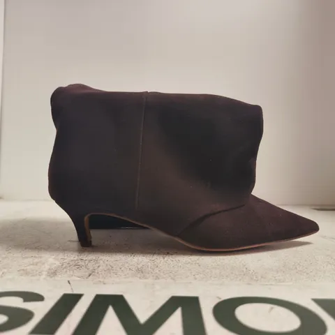 BOXED PAIR OF STEVE MADDEN LOW HEEL HIGH LEG BOOTS IN DARK BROWN SUEDE SIZE EU 38
