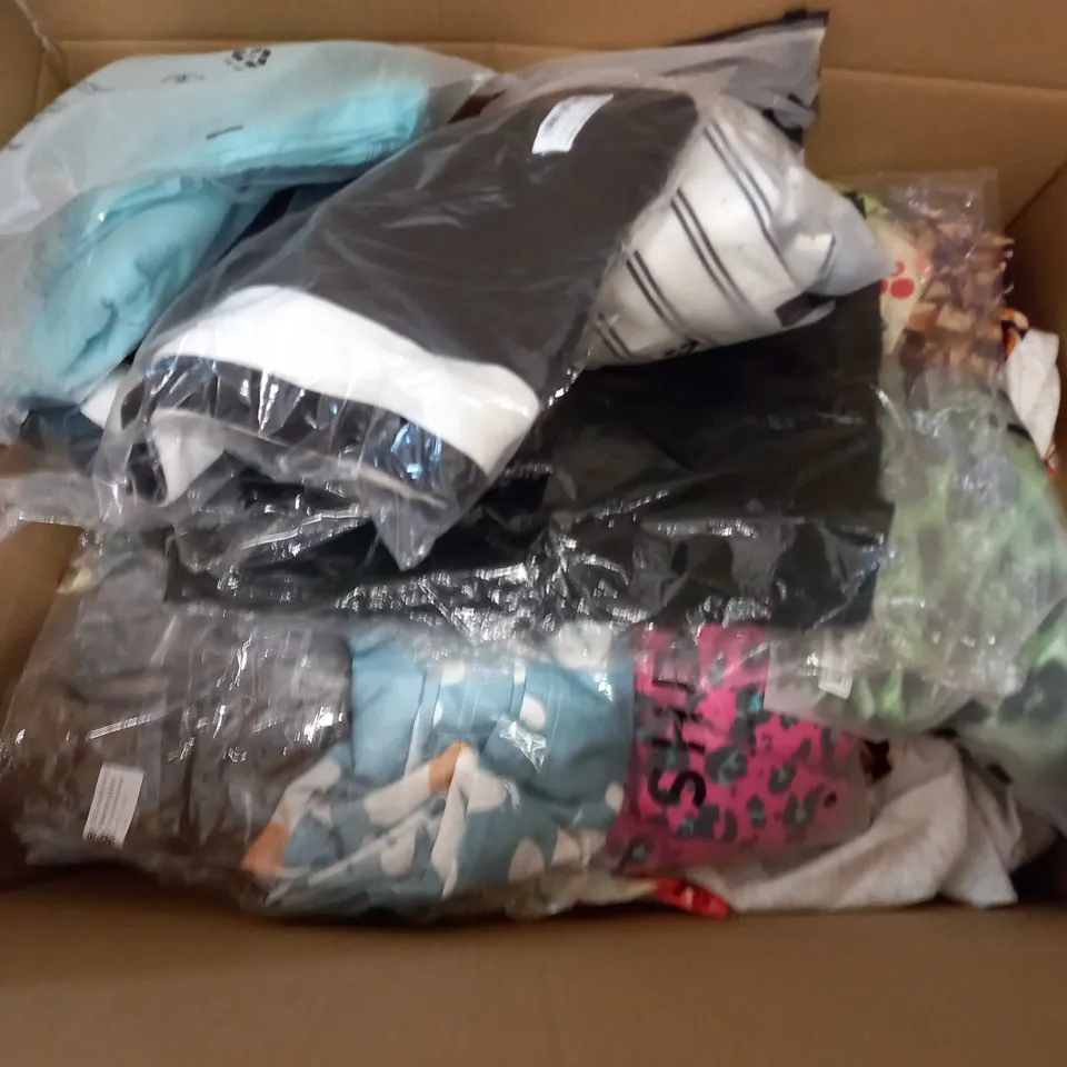 LARGE QUANTITY OF CLOTHING ITEMS TO INCLUDE DRESSES, SWEATERS, JEANS, T-SHIRTS, ETC
