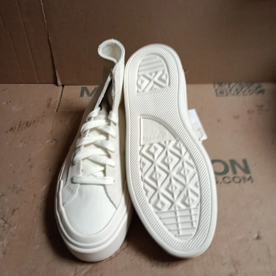CONVERSE CHUCK TAYLOR ALL STAR HIGH-TOP SNEAKERS – WHITE - UK SIZE 9 