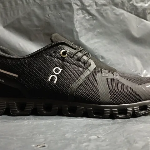 PAIR OF ON CLOUDSURFER TRAINERS IN BLACK SIZE UK 8