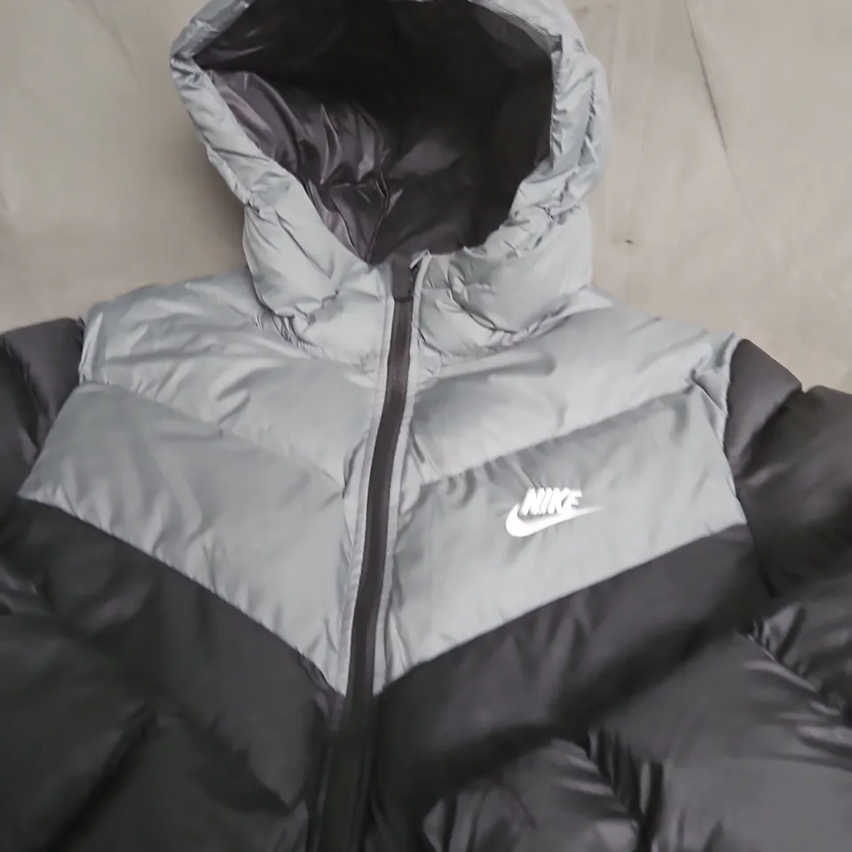 NIKE HOODED PUFFER JACKET – GREY & BLACK TWO-TONE - SIZE KIDS LARGE