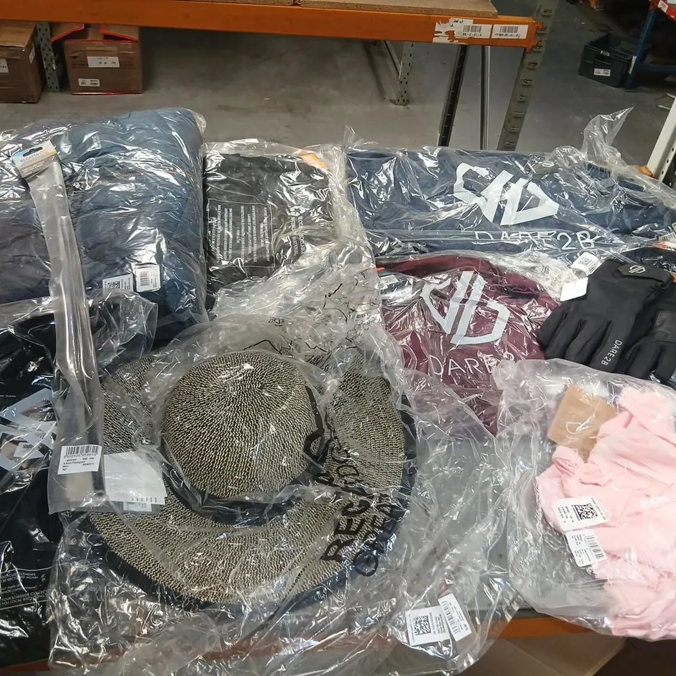 APPROXIMATELY 35 ITEMS OF ASSORTED REGATTA/DARE2B CLOTHING AND ACCESSORIES