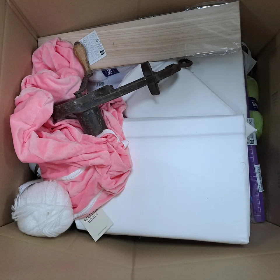 APPROXIMATELY 15 ASSORTED HOUSEHOLD ITEMS TO INCLUDE DOG BED, 500MM LED LONG SENSE LIGHT, 2.5KG DUMBBELL, ETC - COLLECTION ONLY